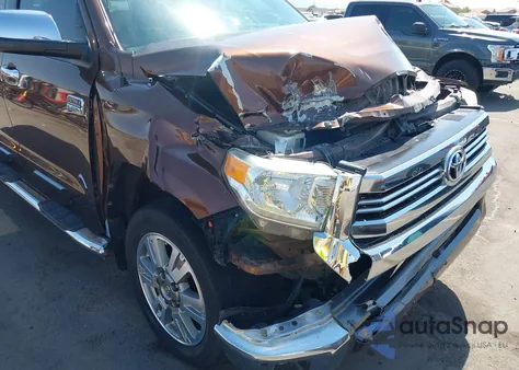 2017 Toyota Tundra 1794 5.7L V8 z USA, uszkodzony, nr VIN 5TFAW5F14HX649111